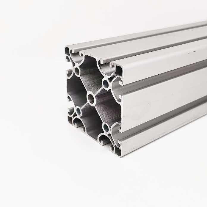 Maschinenbauprofil mit der Abmessung 80x80 Millimeter in extraleichter80x40 Millimeter in extraleichter Form und naturfarben.