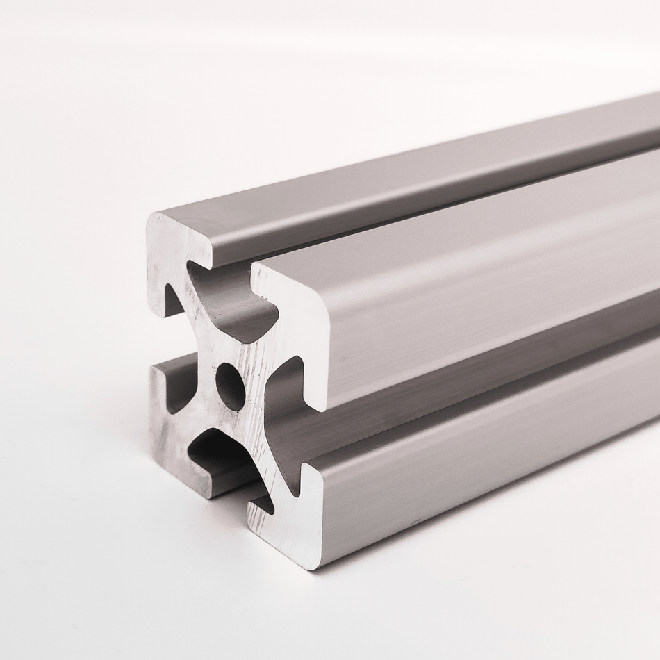 Maschinenbauprofil mit der Abmessung 40x40 Millimeter in schwerer Form und naturfarben.