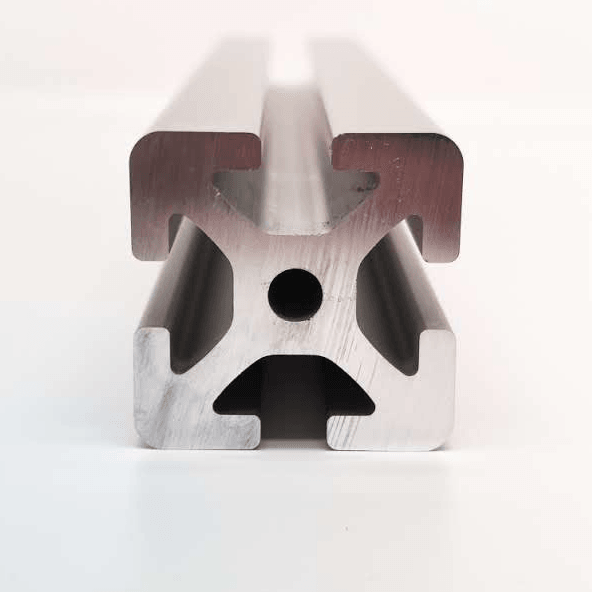 Maschinenbauprofil mit der Abmessung 40x40 Millimeter in schwerer Form und naturfarben.