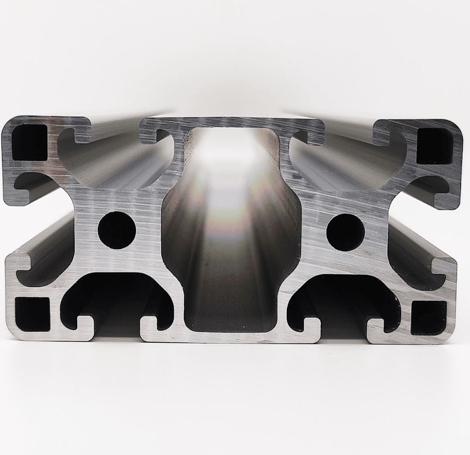 Maschinenbauprofil mit der Abmessung 40x80 Millimeter in leichter Form und naturfarben.