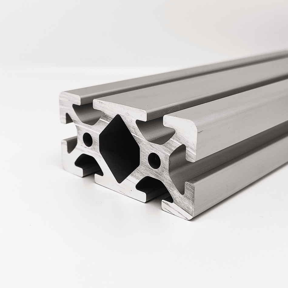 Maschinenbauprofil mit der Abmessung 40x80 Millimeter in schwerer Form und naturfarben.