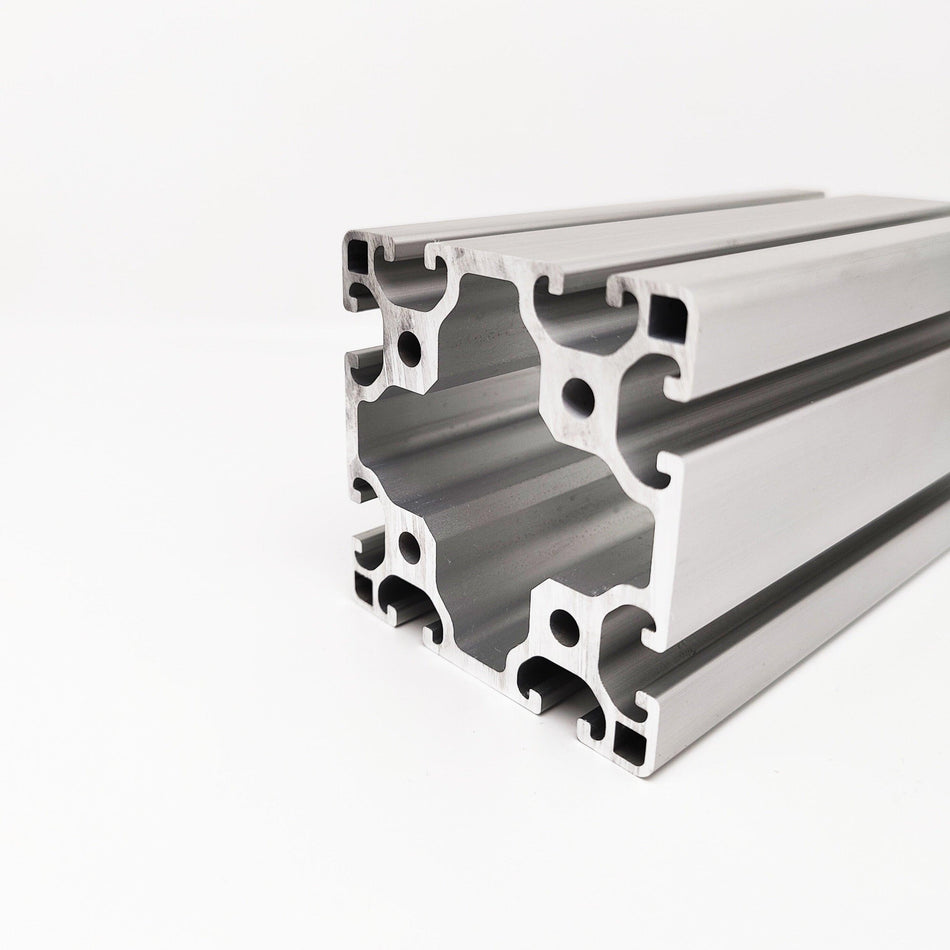 Maschinenbauprofil mit der Abmessung 80x80 Millimeter in extraleichter80x40 Millimeter in leichter Form und naturfarben.