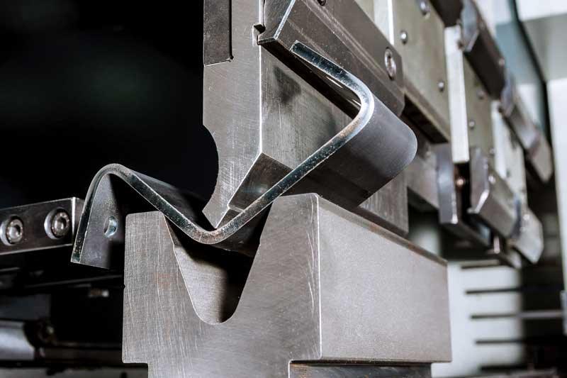 Präzise und effiziente Fertigung von dreidimensionalen Blechteilen durch Blechkanten - MVG Metallverkaufsgesellschaft mbh & Co. KG
