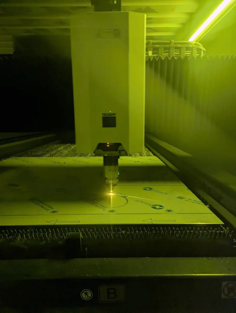 Detail des Schneidkopfs und der Schnittstelle beim Laserzuschnitt
