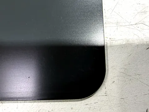 Ecke eines anthrazit lackierten Aluminiumteils mit Radius, ohne Schutzfolie gelasert