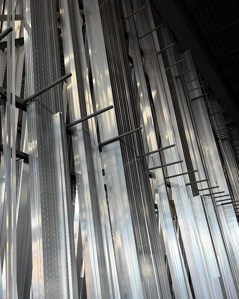 Aluminiumprofile und Flachstangen senkrecht im Kragarmregal unseres Lagers