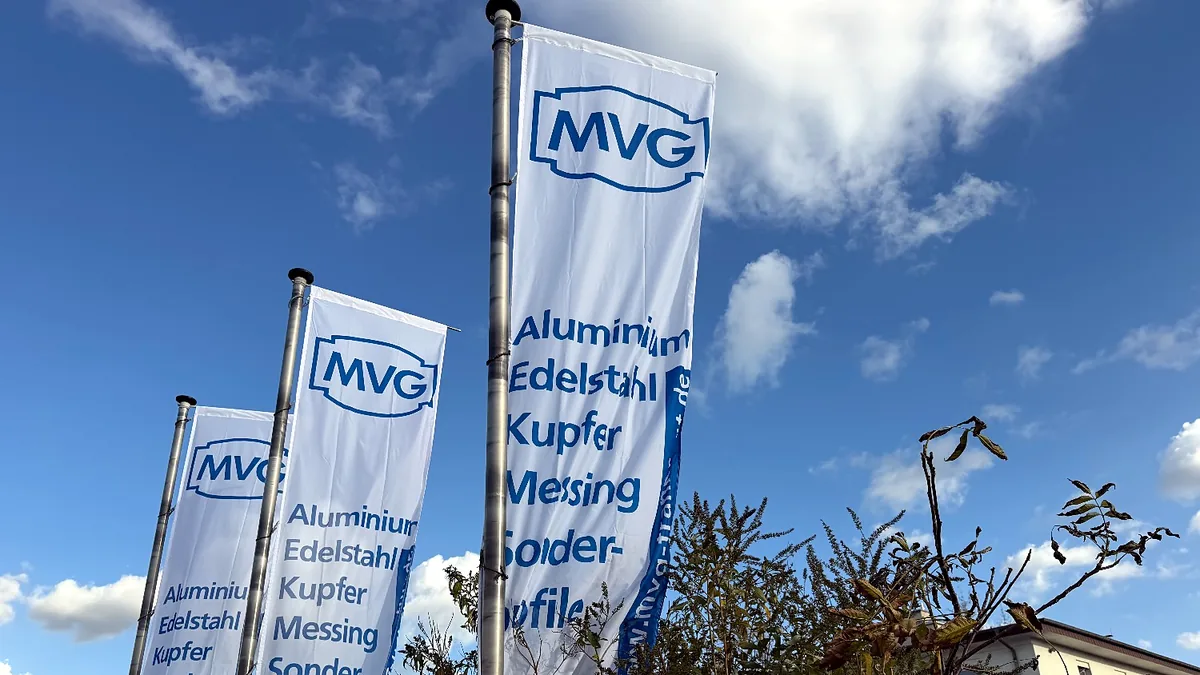 MVG-Fahnen mit Aluminium, Edelstahl, Kupfer, Messing und Sonderprofile vor unserem Standort in Frankfurt