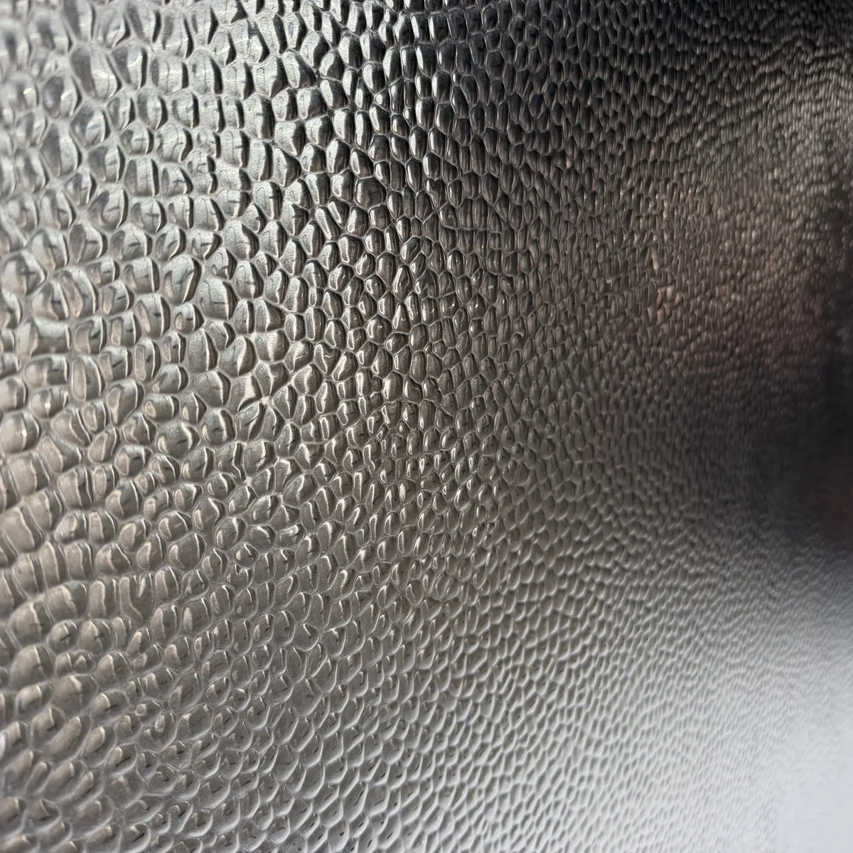 Aluminium-Hammerschlagblech Al 99,5 mit geprägter Struktur im Streiflicht