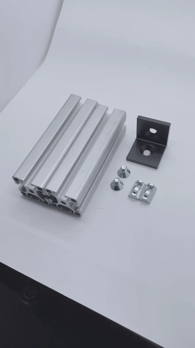 Winkel schwarz lackiert, 40×40 mm – Foto